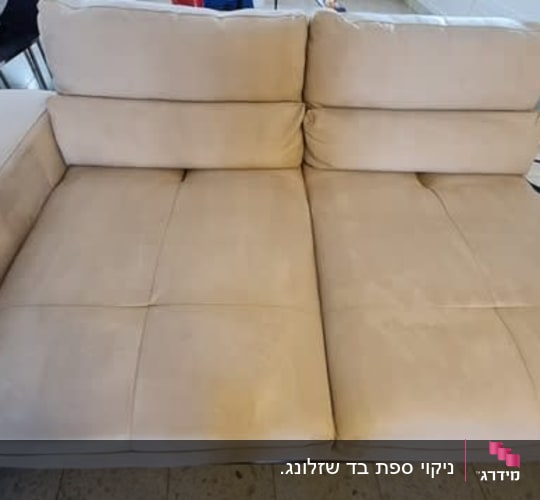 ספת בד בהירה נקייה בבית הלקוח לאחר ניקוי ריפודים